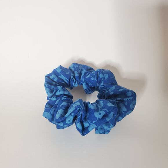 Blue florals - Large Cotton Scrunchies handmade from recycled fabrics unique - Picture 1 of 2